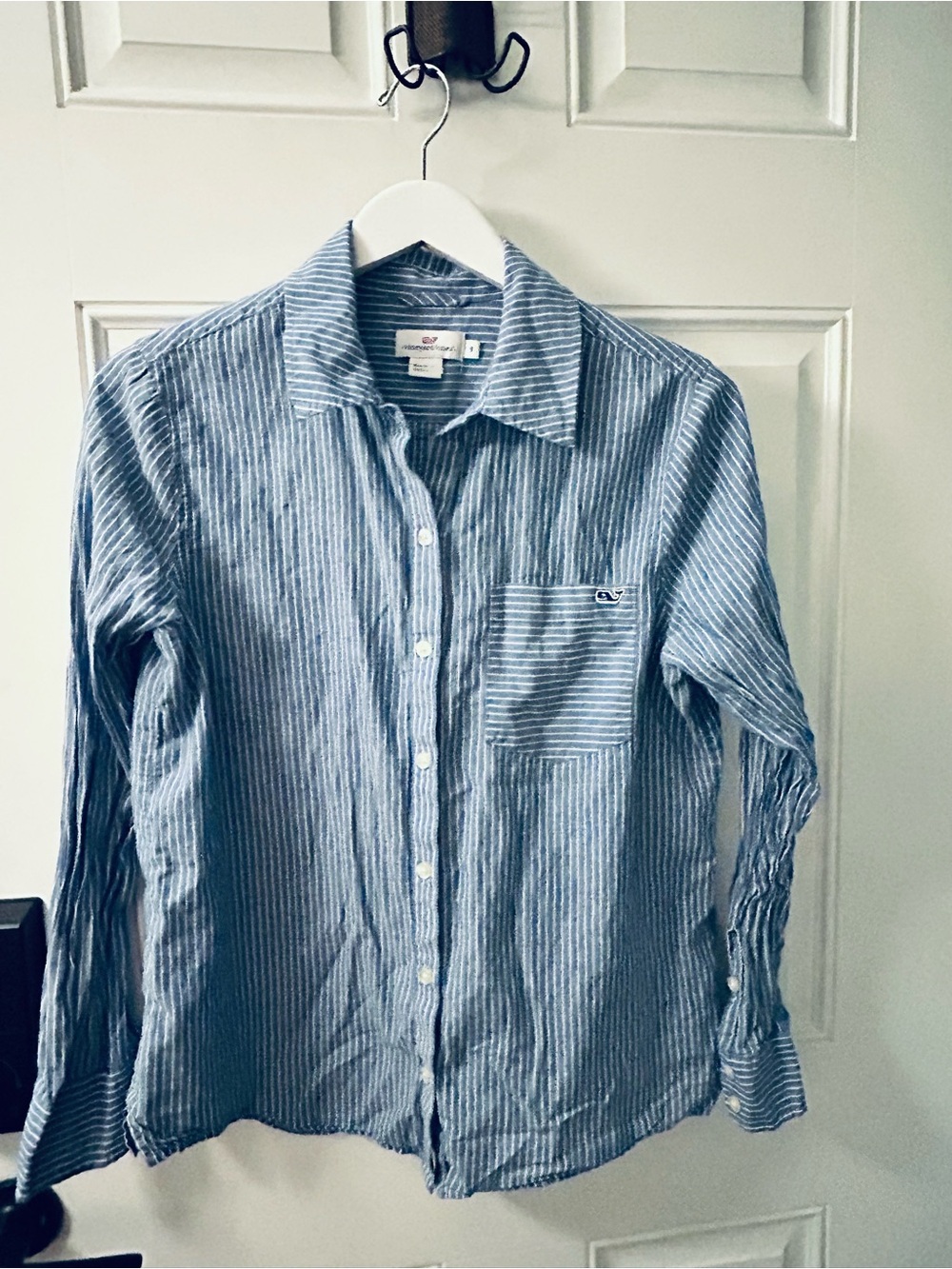 Vineyard Vines Blue and White Striped Womenās Button-Down Shirt